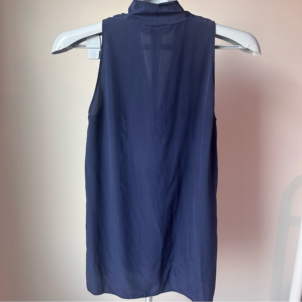 Lilly Pulitzer 100% Silk Sleeveless V-Neck Blouse XS | Navy Blue Luxe Top - Picture 2 of 7